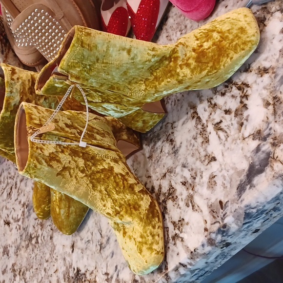 NEW Circus by Sam Edelman NY Ozzie Crushed Velvet Ankle Booties SZ 6 & 9.5 - Picture 9 of 15